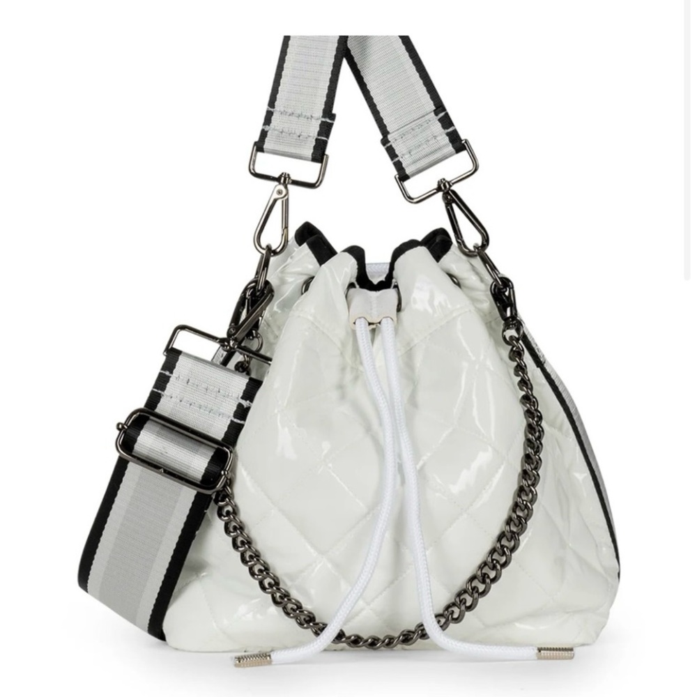 LINDSEY BLANC PUFFER BUCKET BAG
Super cute bag with matching wristlet